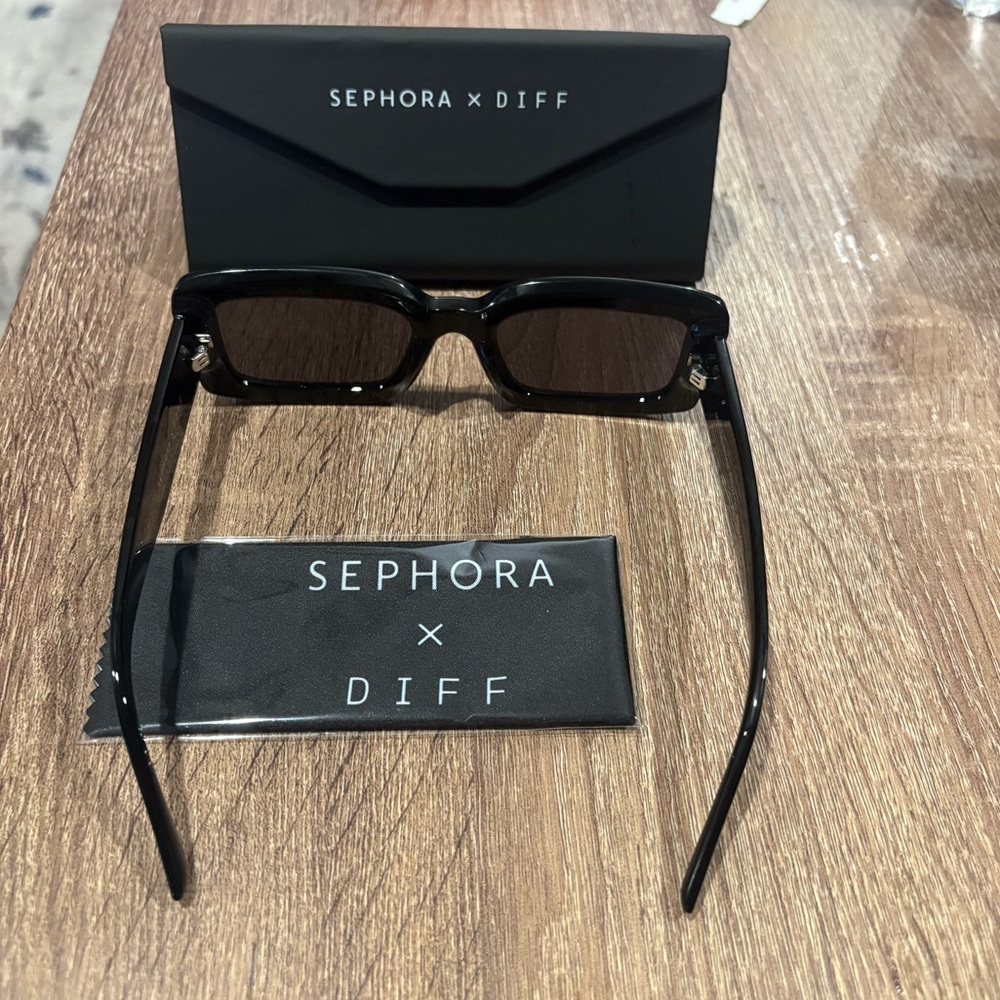 Sephora x DIFF Black Rectangular Sunglasses - Picture 3 of 3